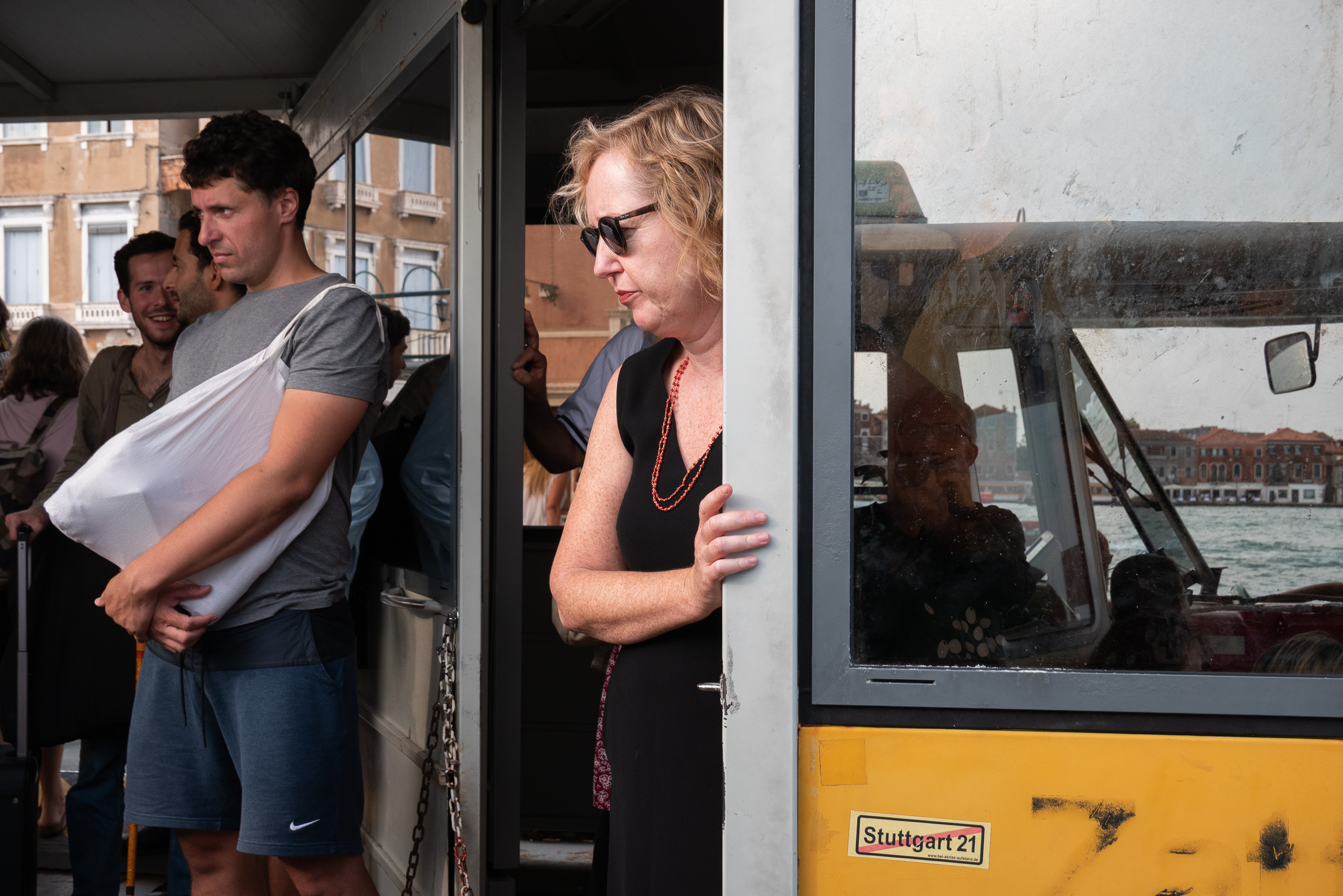 An Bord des Vaporettos – Passagiere warten auf die Abfahrt
